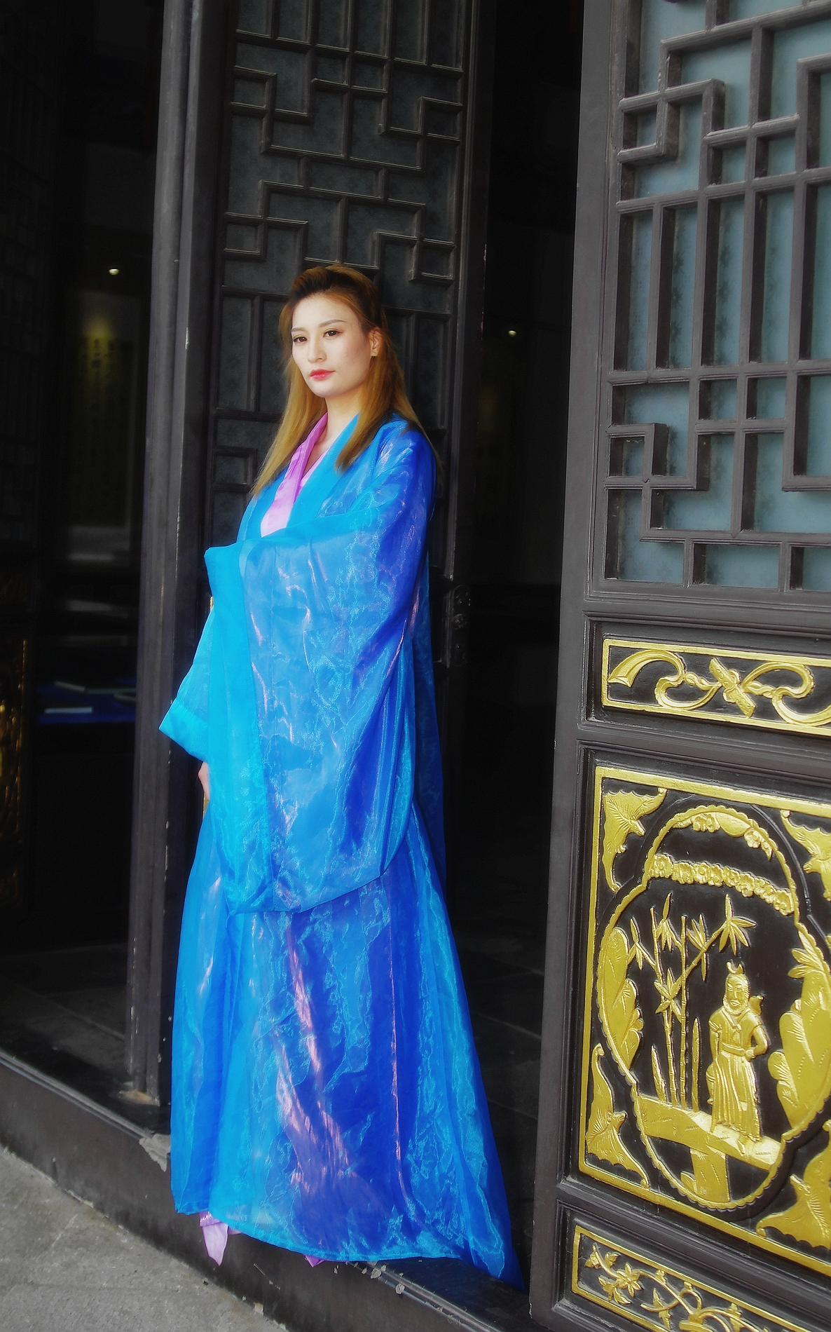 晴川阁的蓝衣古装美女