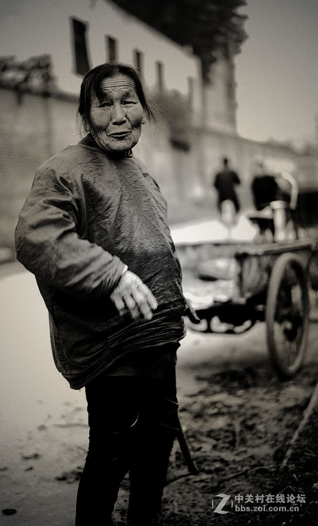 刨洋姜的老人-黑白片