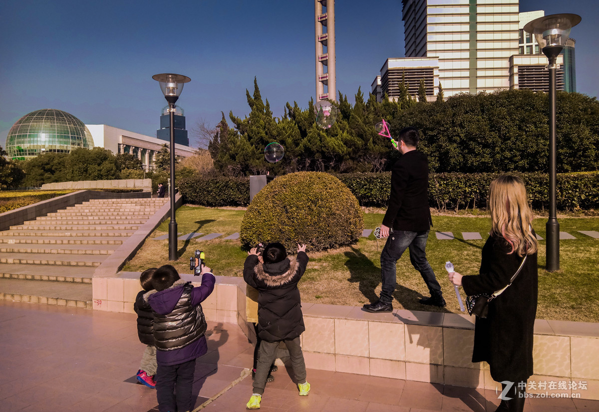 童趣（黄浦江边手机抓拍）