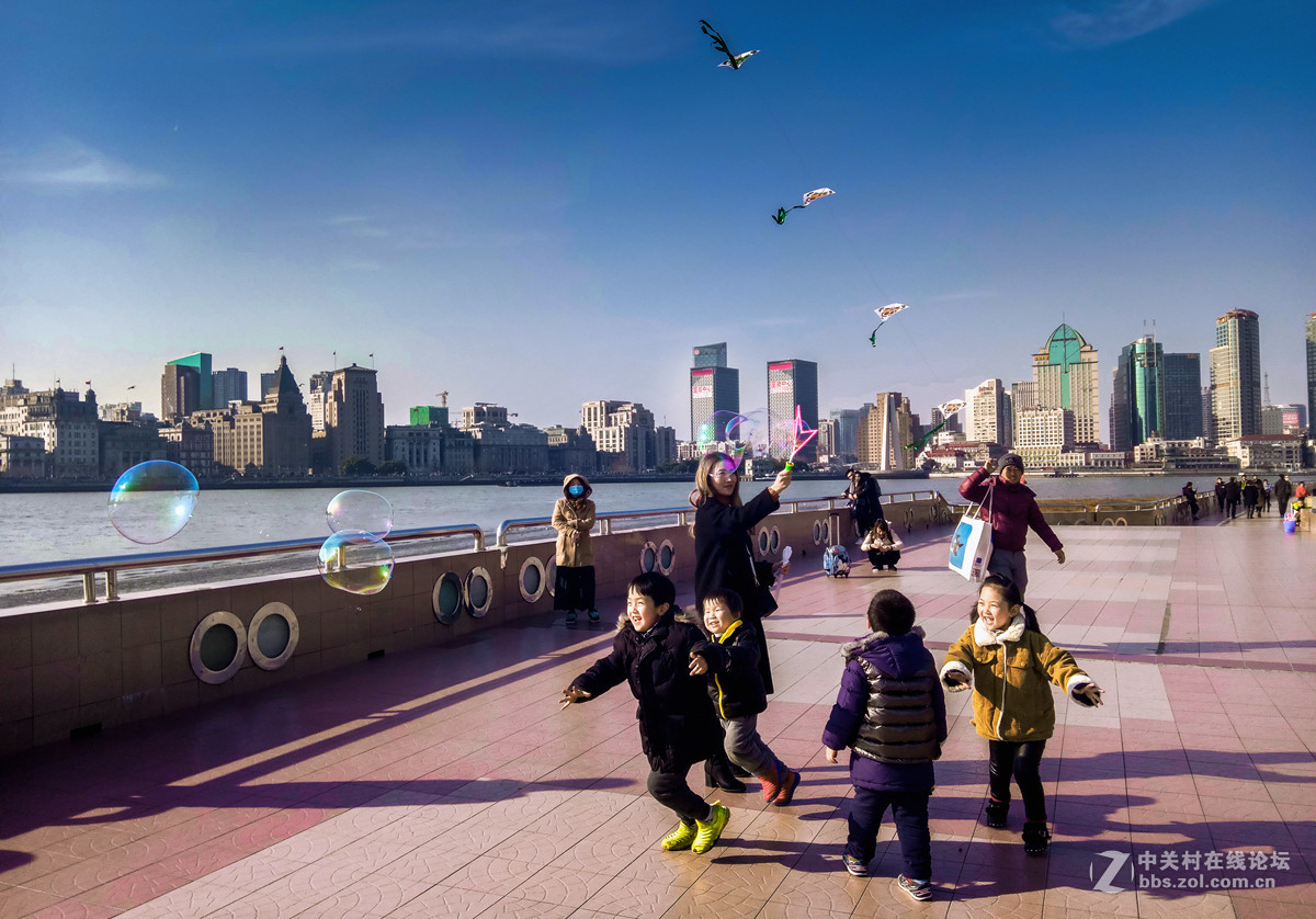 童趣（黄浦江边手机抓拍）