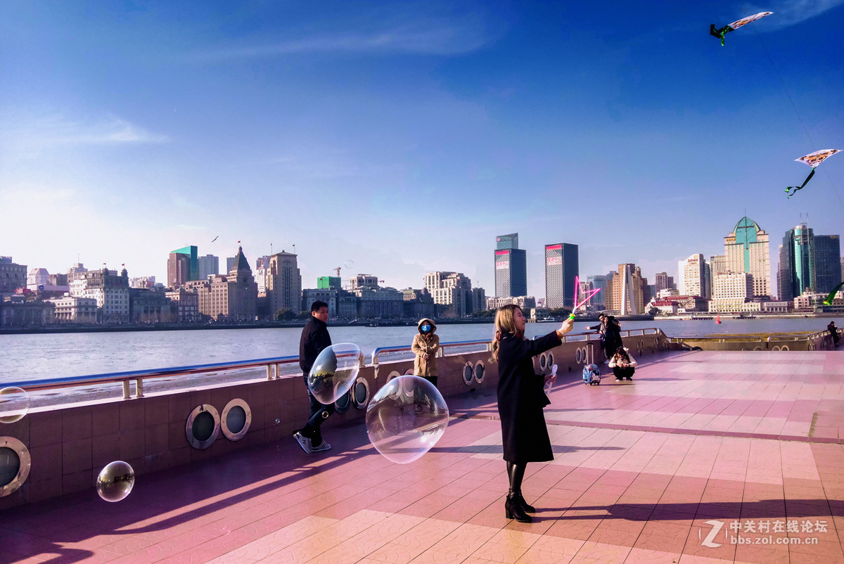 童趣（黄浦江边手机抓拍）