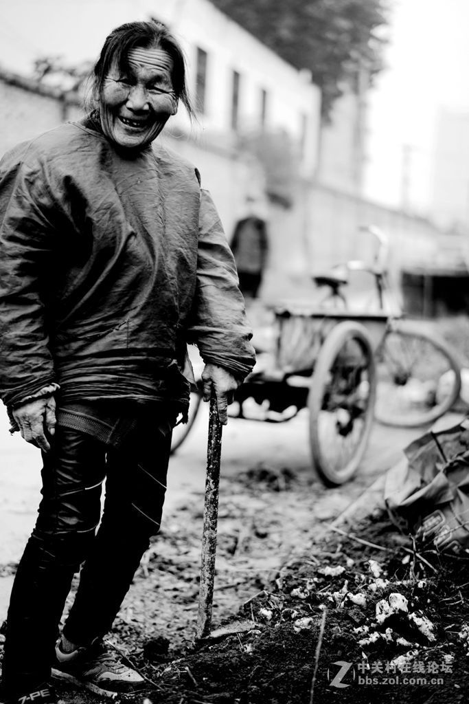 刨洋姜的老人-黑白片