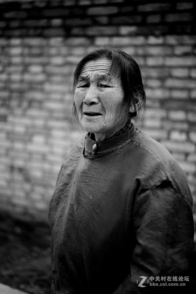 刨洋姜的老人-黑白片