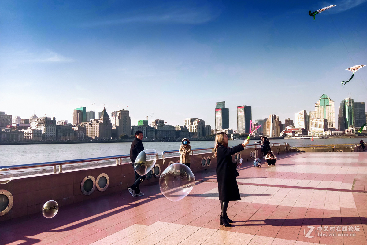 童趣（黄浦江边手机抓拍）