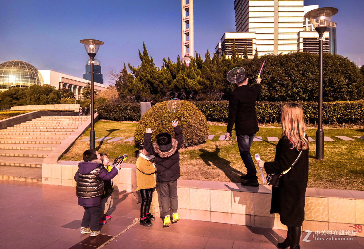 童趣（黄浦江边手机抓拍）