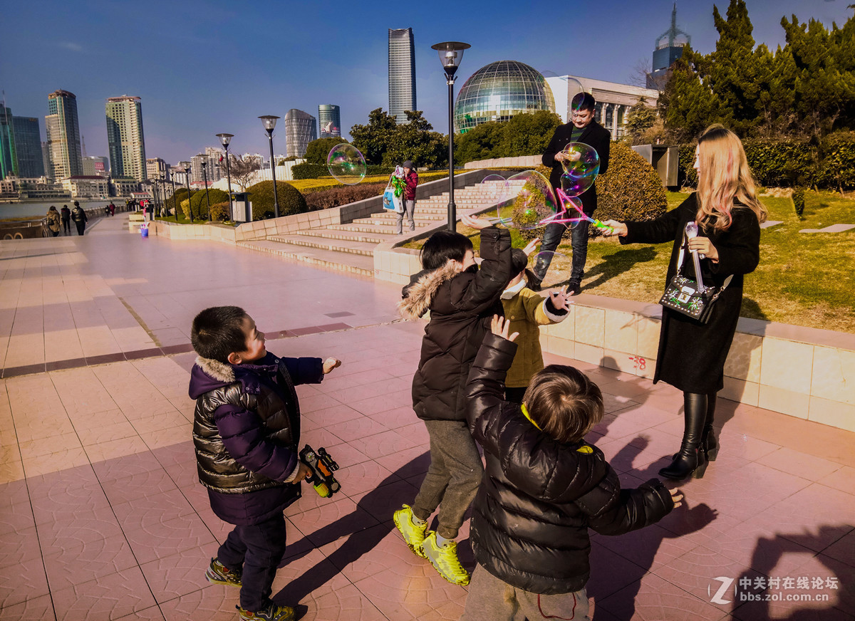 童趣（黄浦江边手机抓拍）