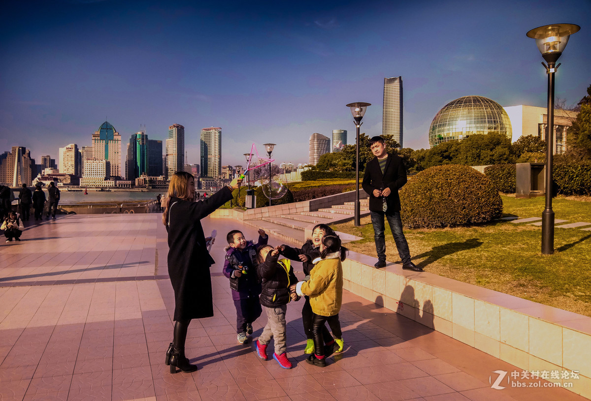 童趣（黄浦江边手机抓拍）