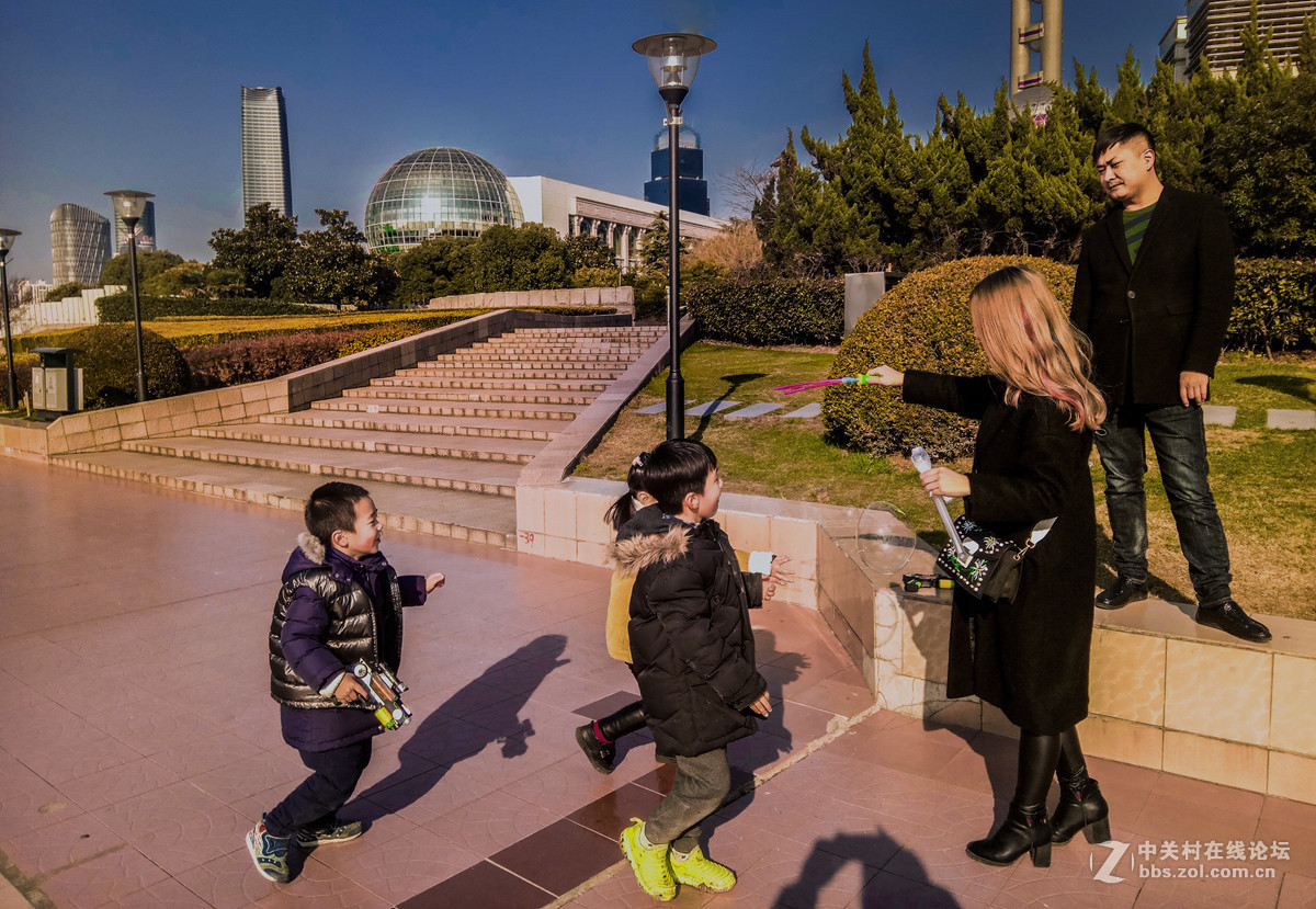 童趣（黄浦江边手机抓拍）