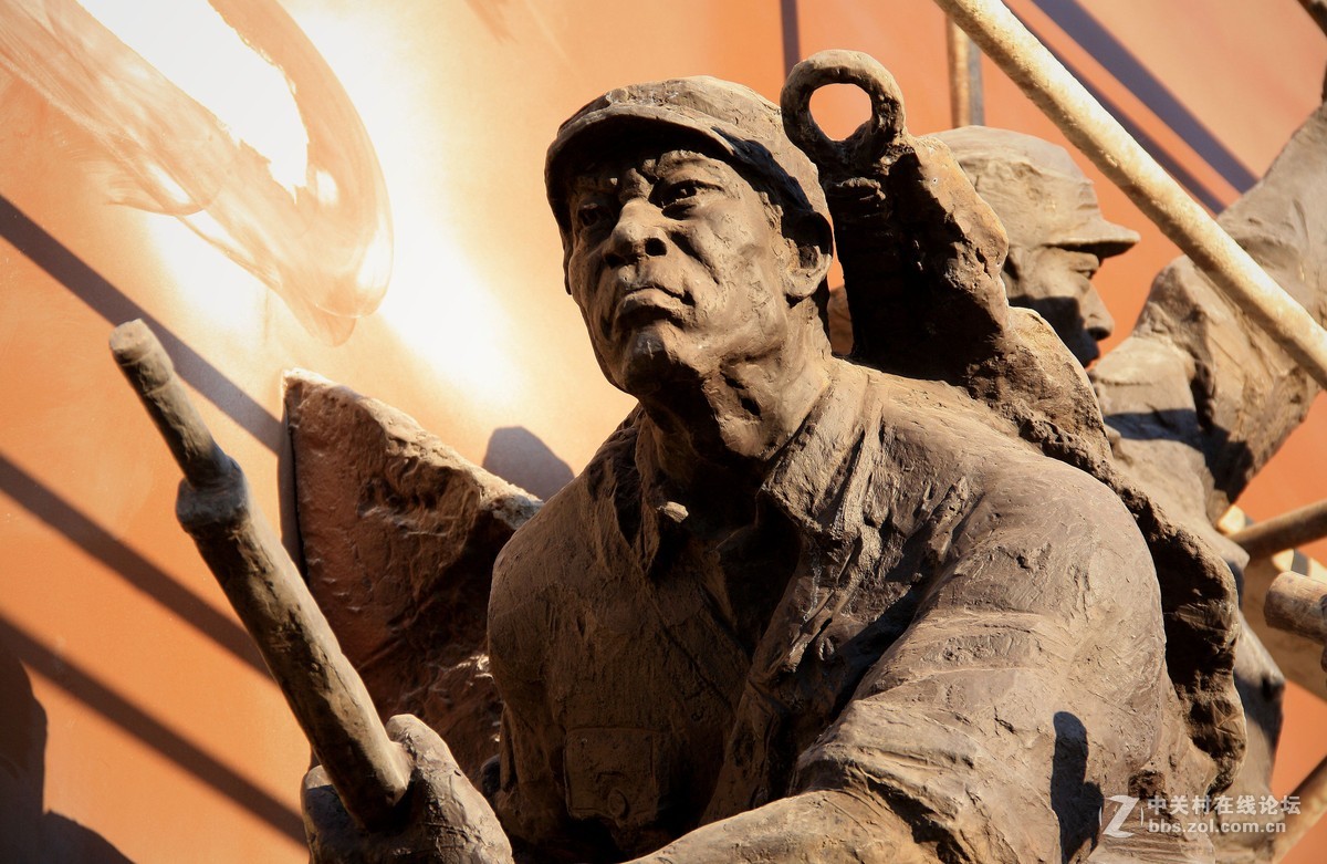 大刀向鬼子们的头上砍去 ------2016.1.5日沈阳八一公园在建浮雕  随拍习作分享