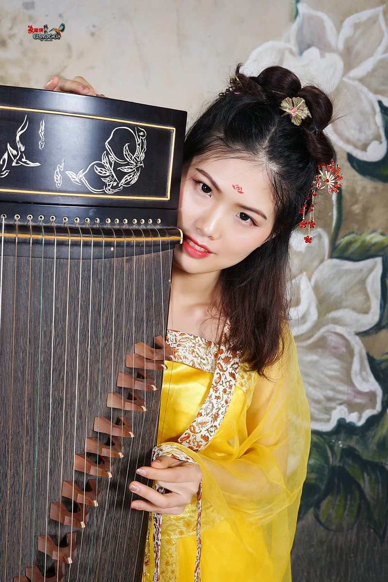 古筝与少女姿情