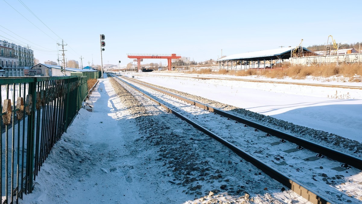 兴安岭下的铁道线