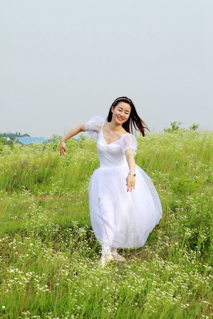 郊区草坪女青年人像一组