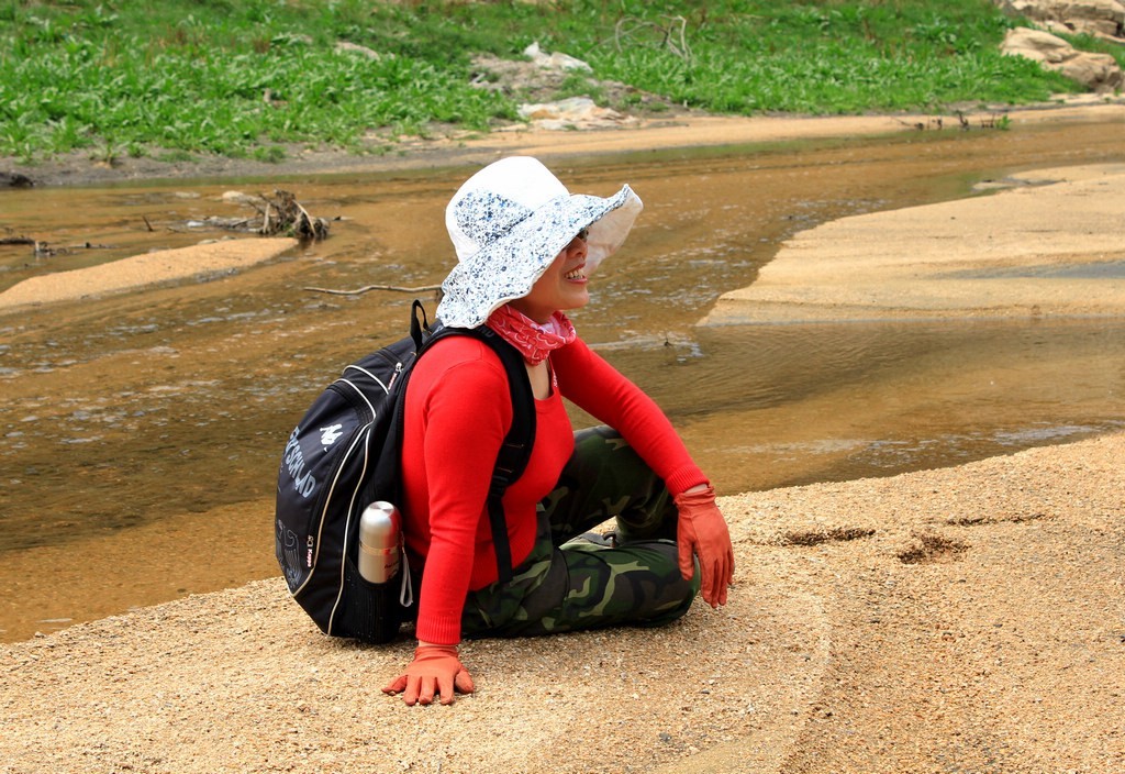 爱好登山的中年女士