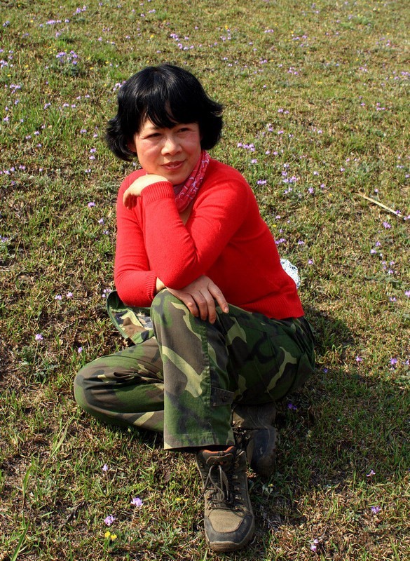 爱好登山的中年女士