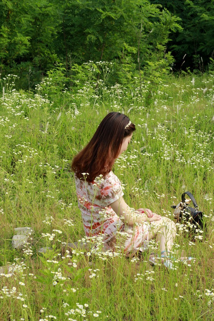 郊区草坪女青年人像一组