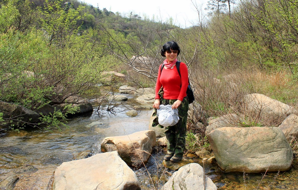 爱好登山的中年女士