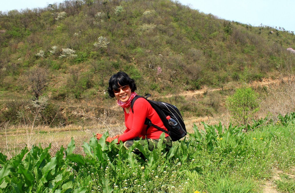 爱好登山的中年女士