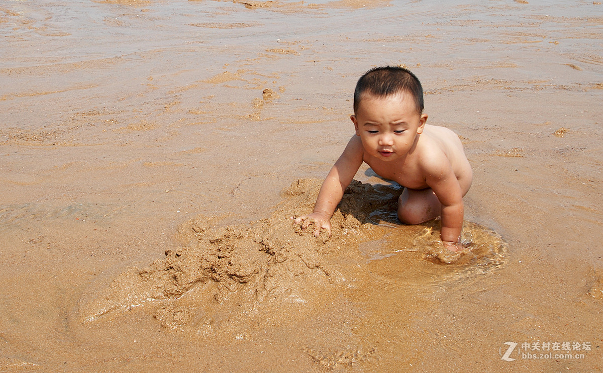 沙滩上的胖裸娃