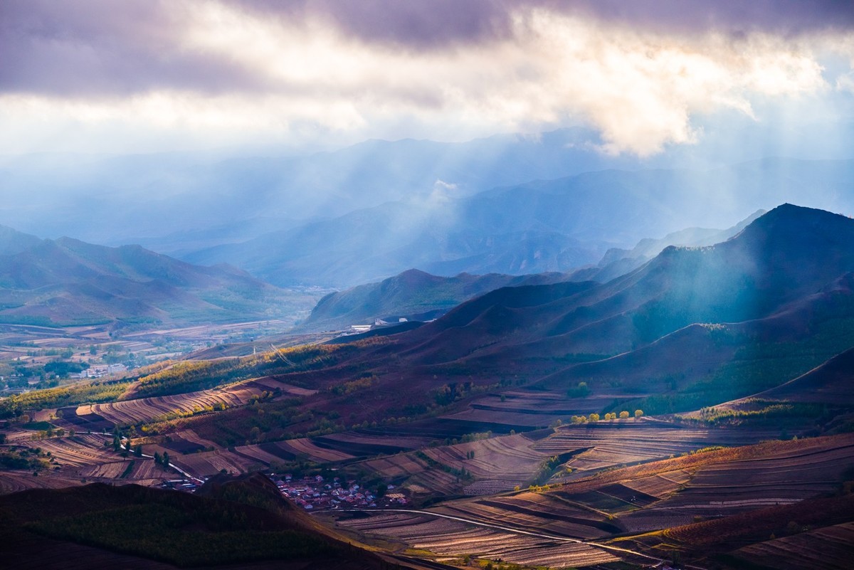 克旗瞰秋六十六嘎拉德斯汰山灶火沟的丁达尔光
