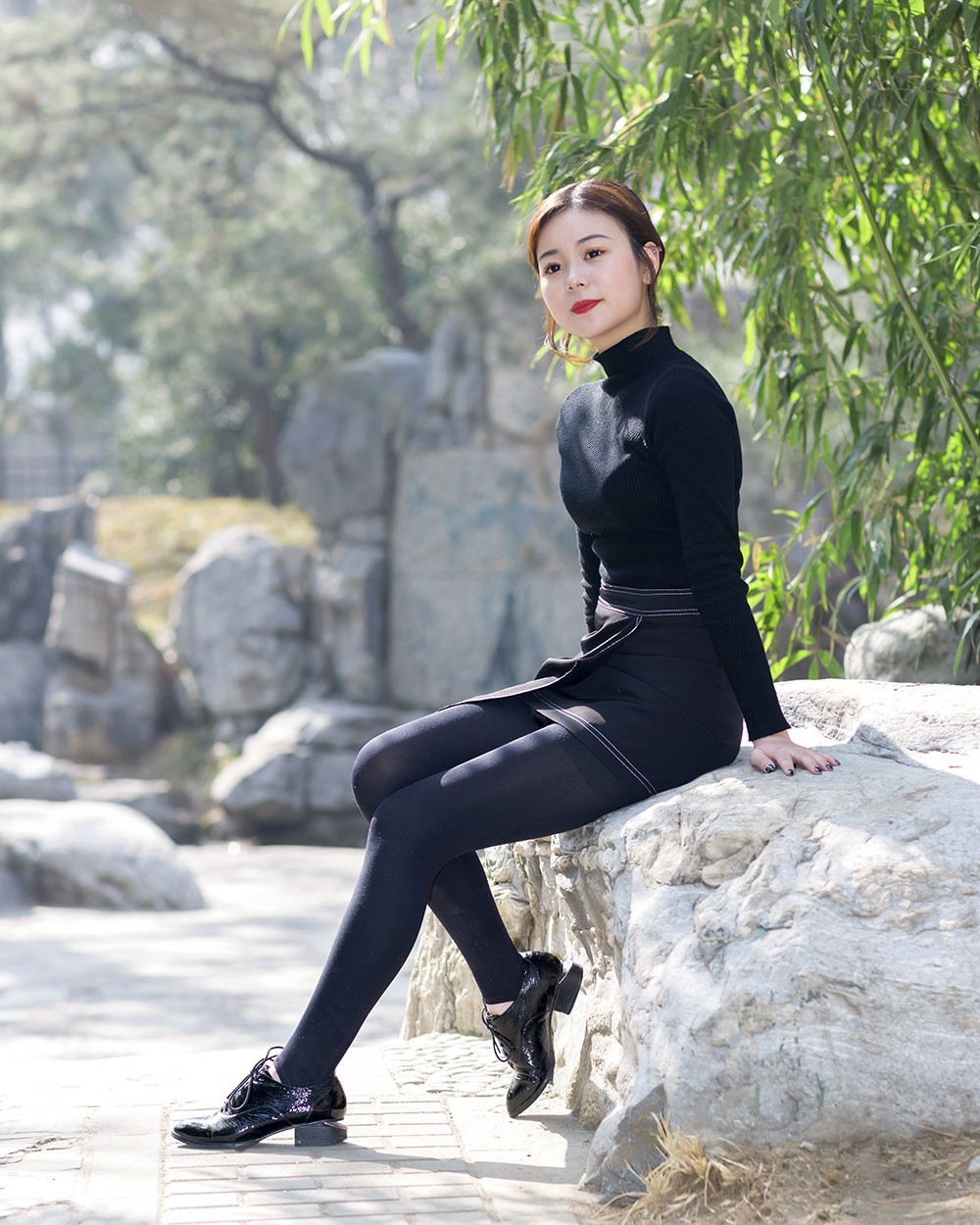 黑衣少女亭亭玉立