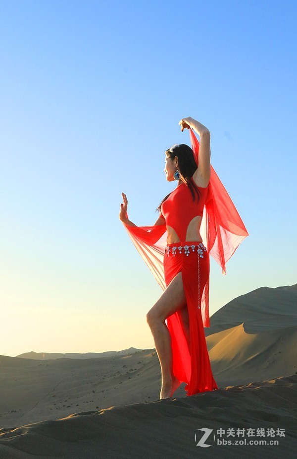 丝绸之路—敦煌鸣沙山上拍人像
