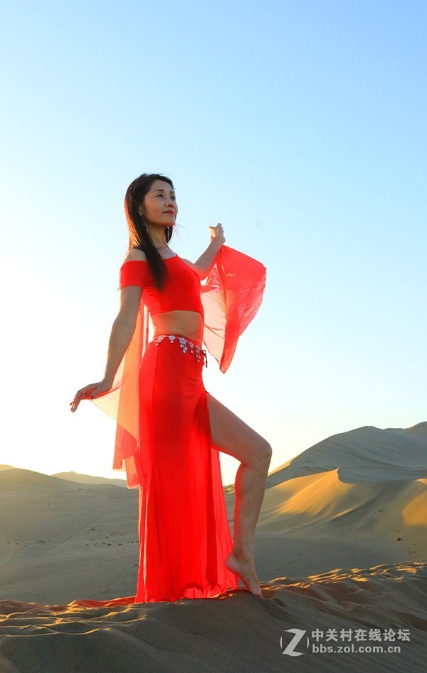 丝绸之路—敦煌鸣沙山上拍人像