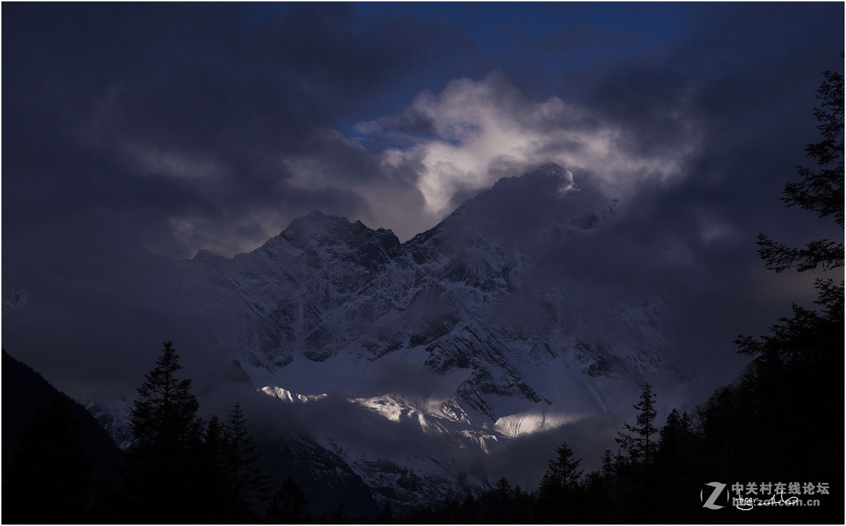 雪山下的红宝石