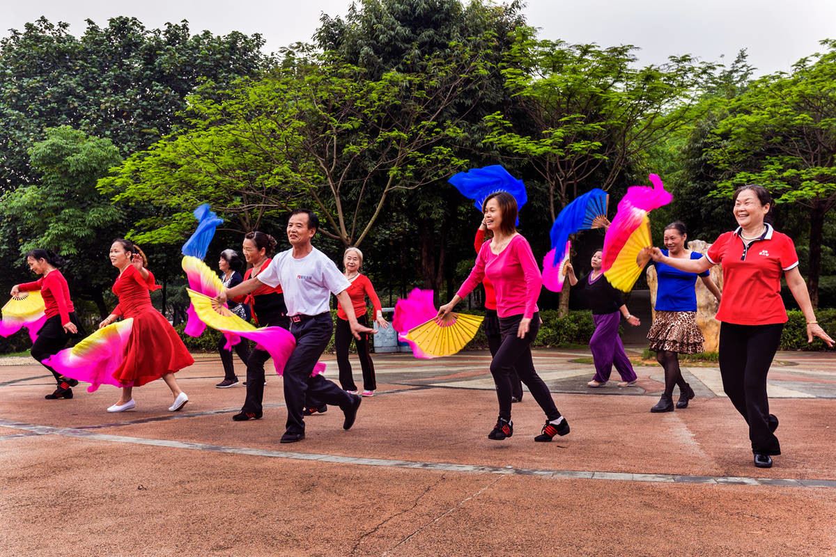 一组公园群众文化活动摆拍