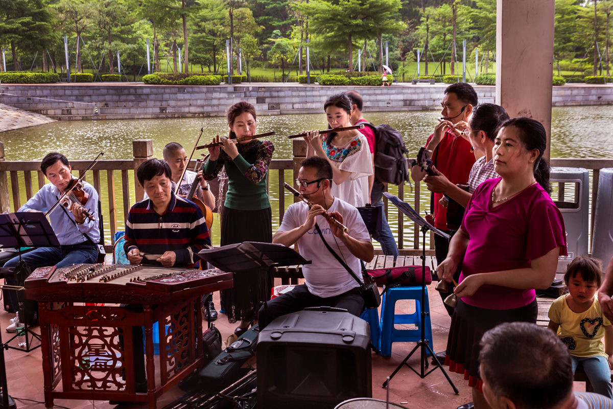 一组公园群众文化活动摆拍