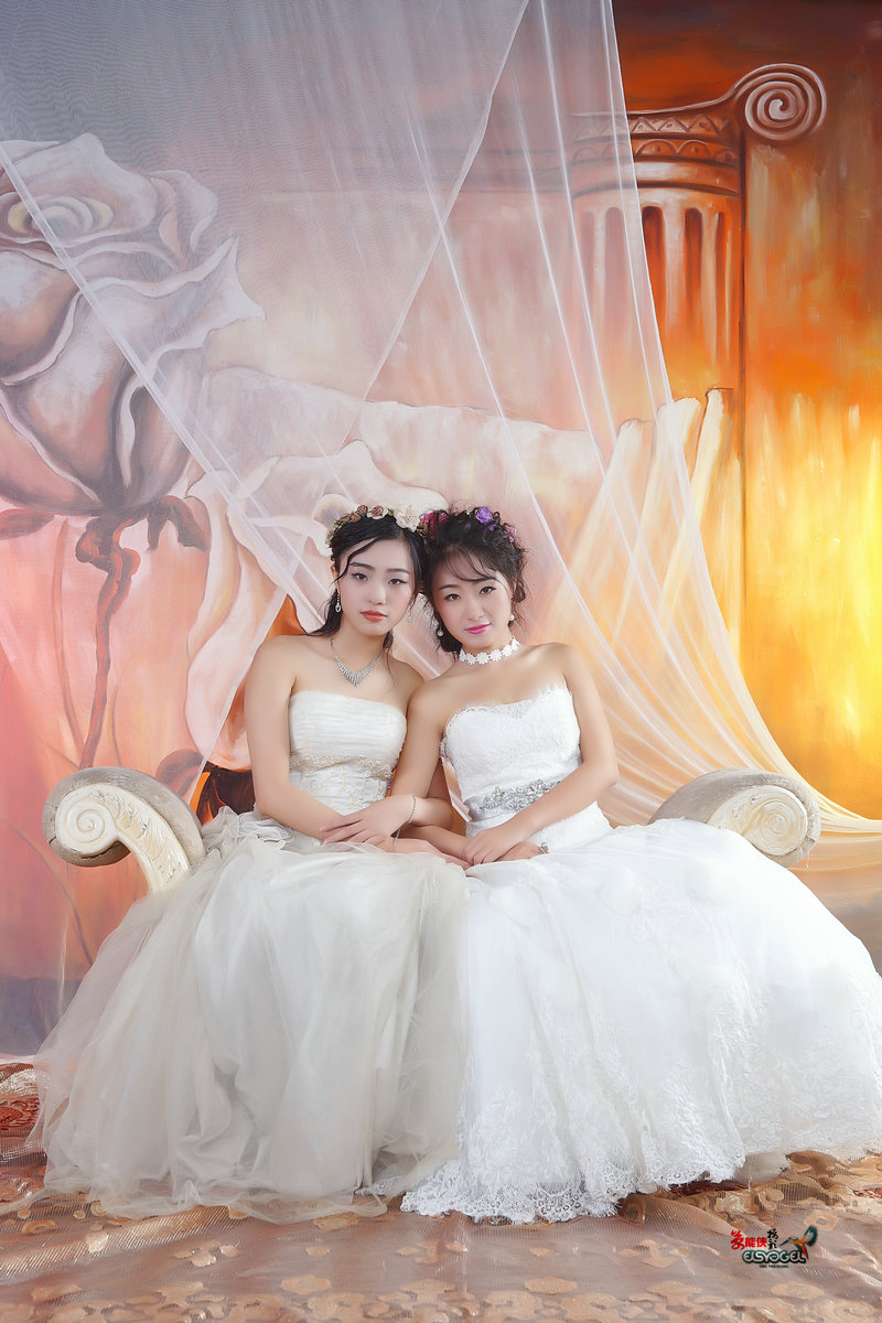 一对婚纱亲姐妹毛毛可乐