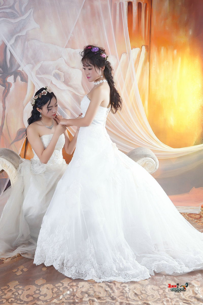 一对婚纱亲姐妹毛毛可乐