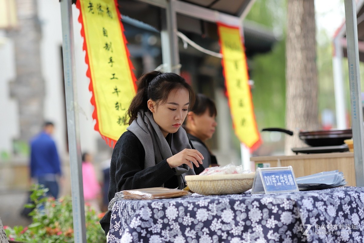 街拍到一个卖牛轧糖的妹妹和一队毛妹妹模特