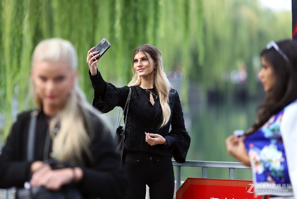 街拍到一个卖牛轧糖的妹妹和一队毛妹妹模特