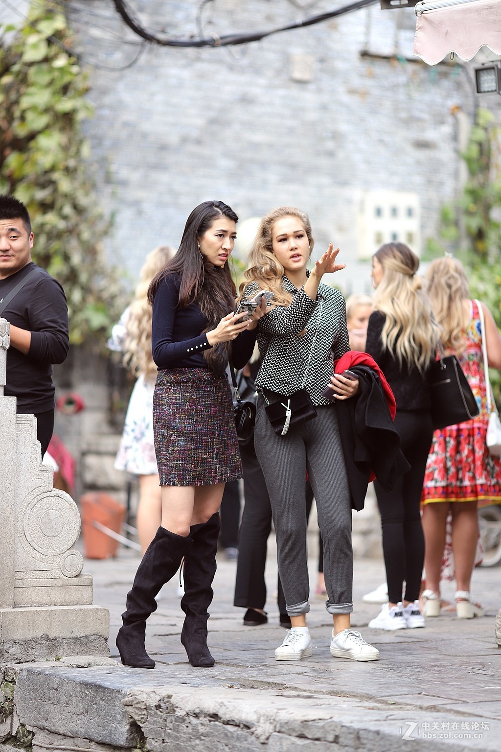 街拍到一个卖牛轧糖的妹妹和一队毛妹妹模特