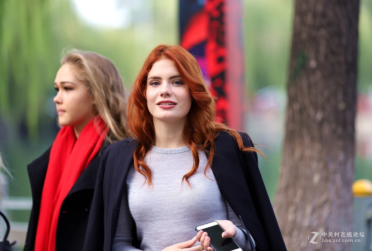 街拍到一个卖牛轧糖的妹妹和一队毛妹妹模特