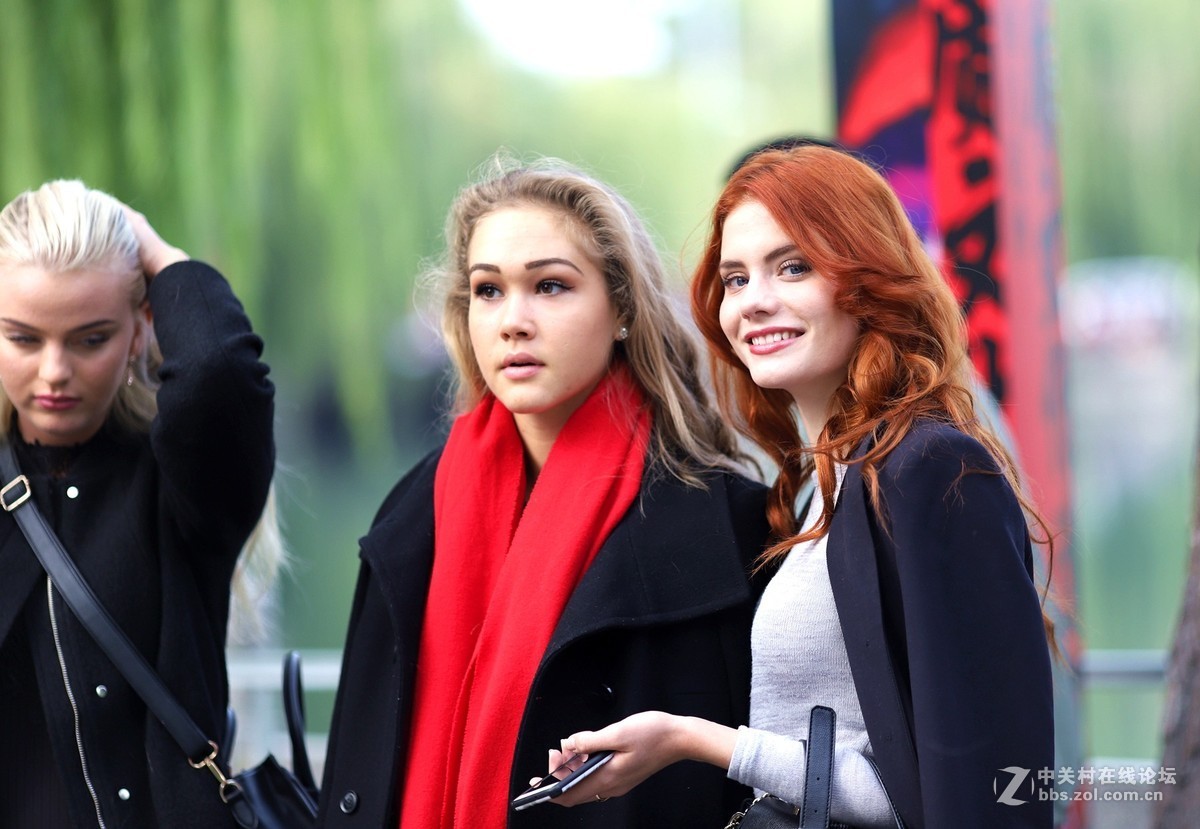 街拍到一个卖牛轧糖的妹妹和一队毛妹妹模特