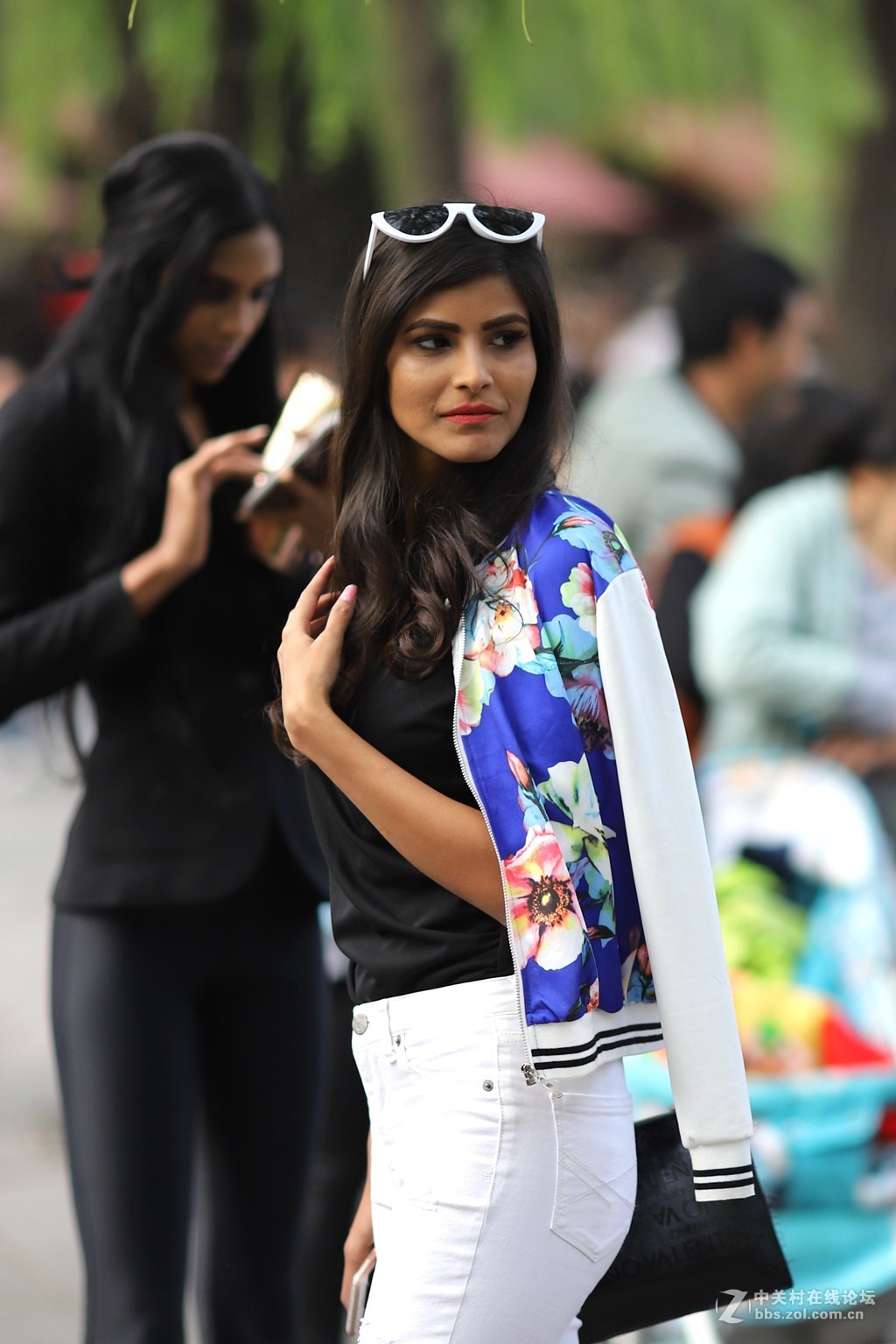 街拍到一个卖牛轧糖的妹妹和一队毛妹妹模特