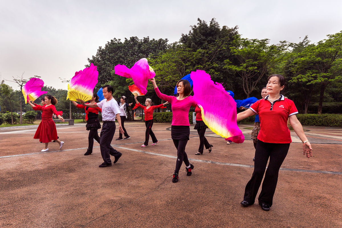 一组公园群众文化活动摆拍