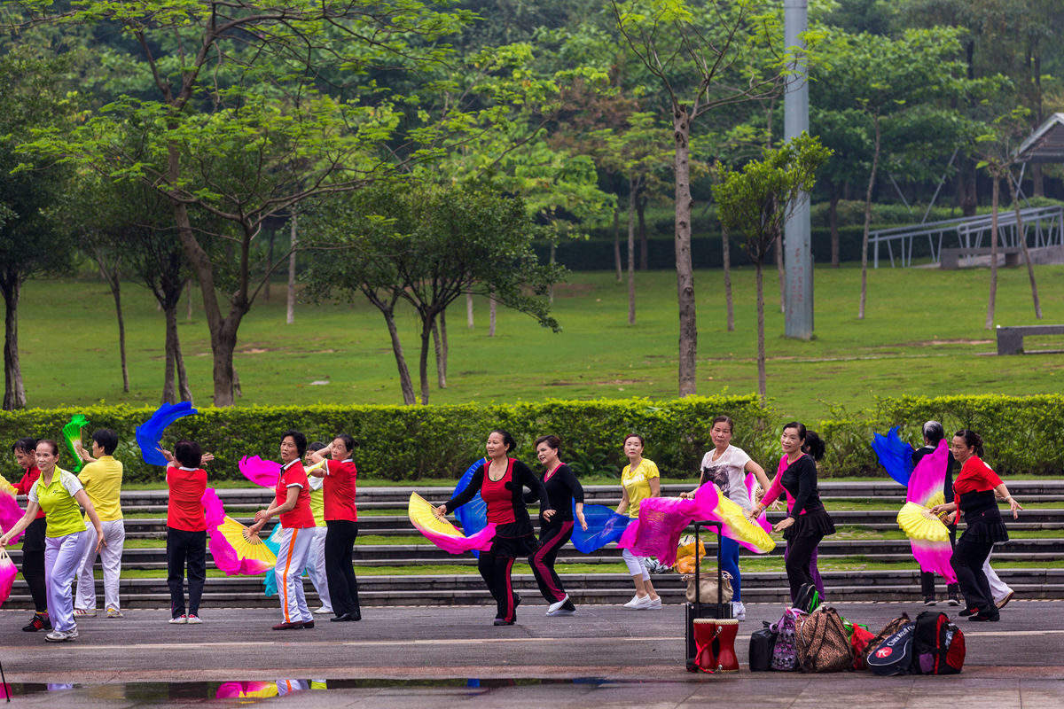 一组公园群众文化活动摆拍