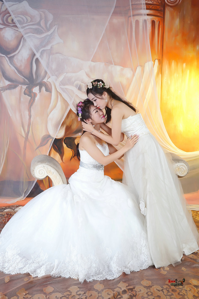 一对婚纱亲姐妹毛毛可乐