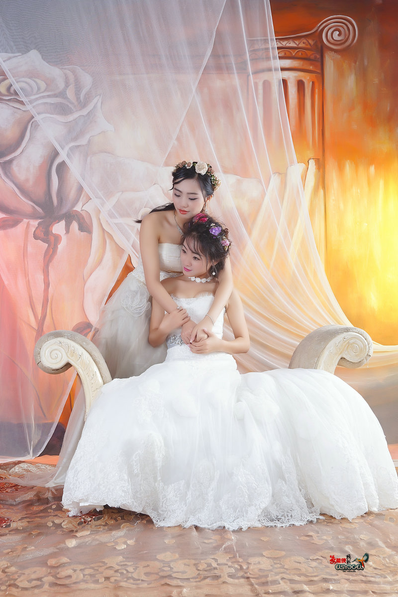 一对婚纱亲姐妹毛毛可乐