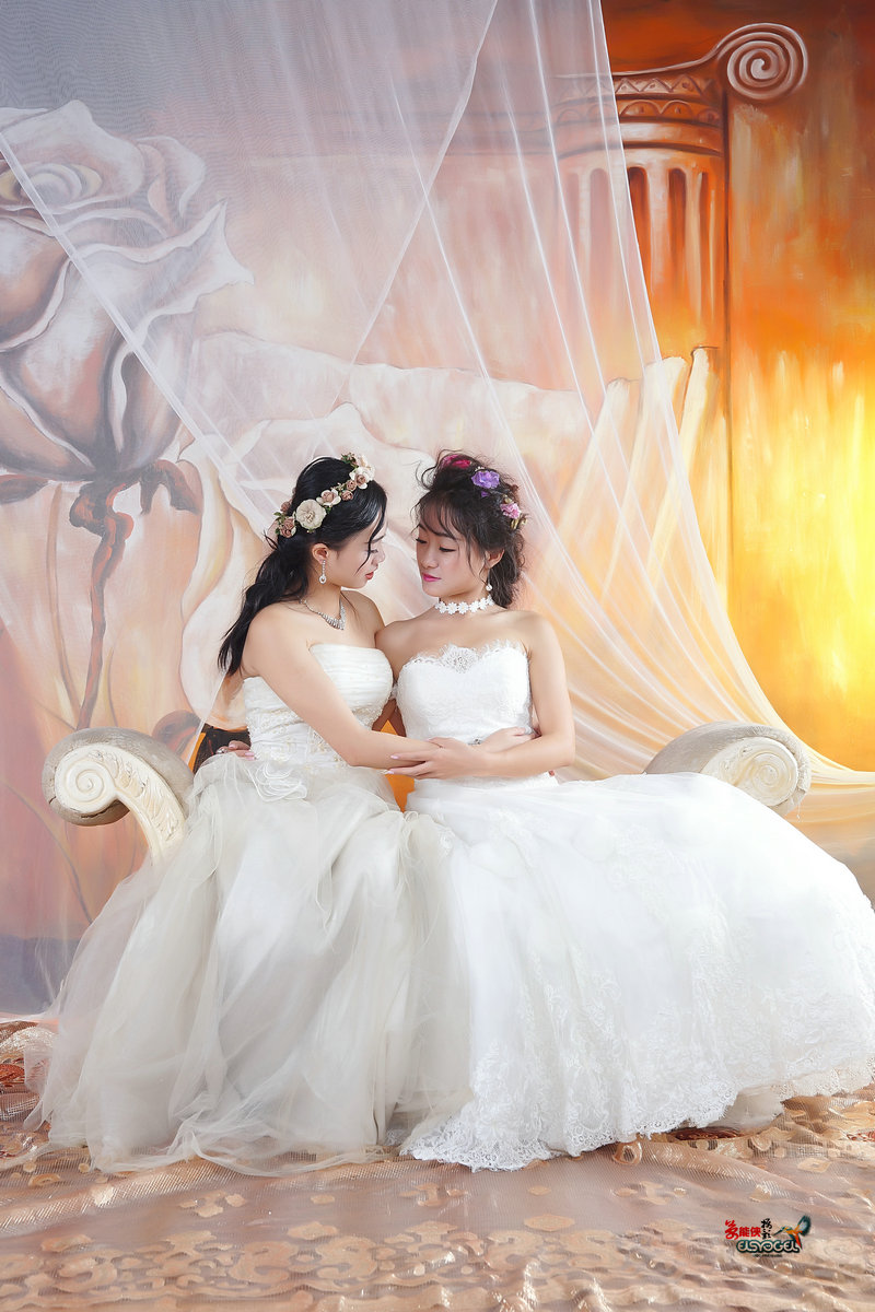 一对婚纱亲姐妹毛毛可乐