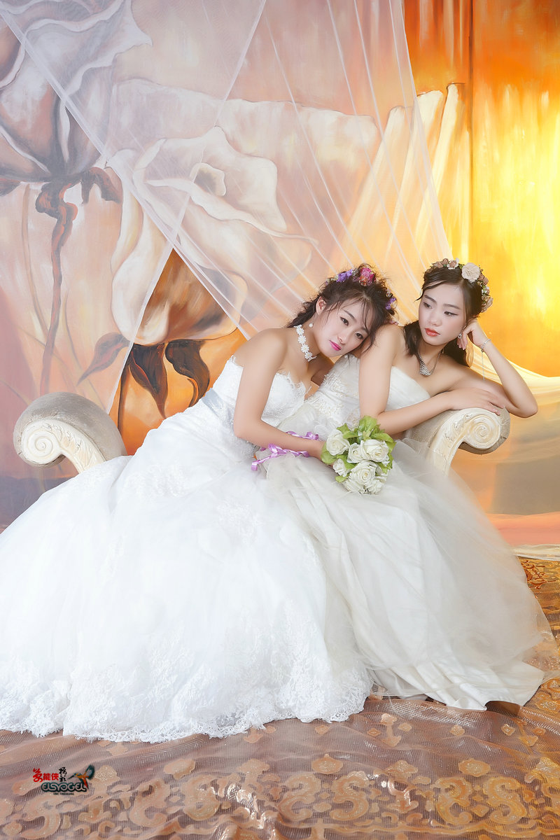 一对婚纱亲姐妹毛毛可乐