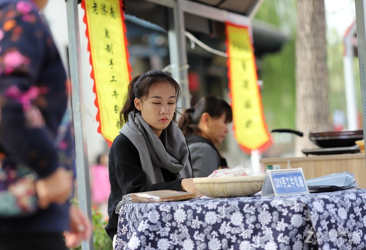 街拍到一个卖牛轧糖的妹妹和一队毛妹妹模特