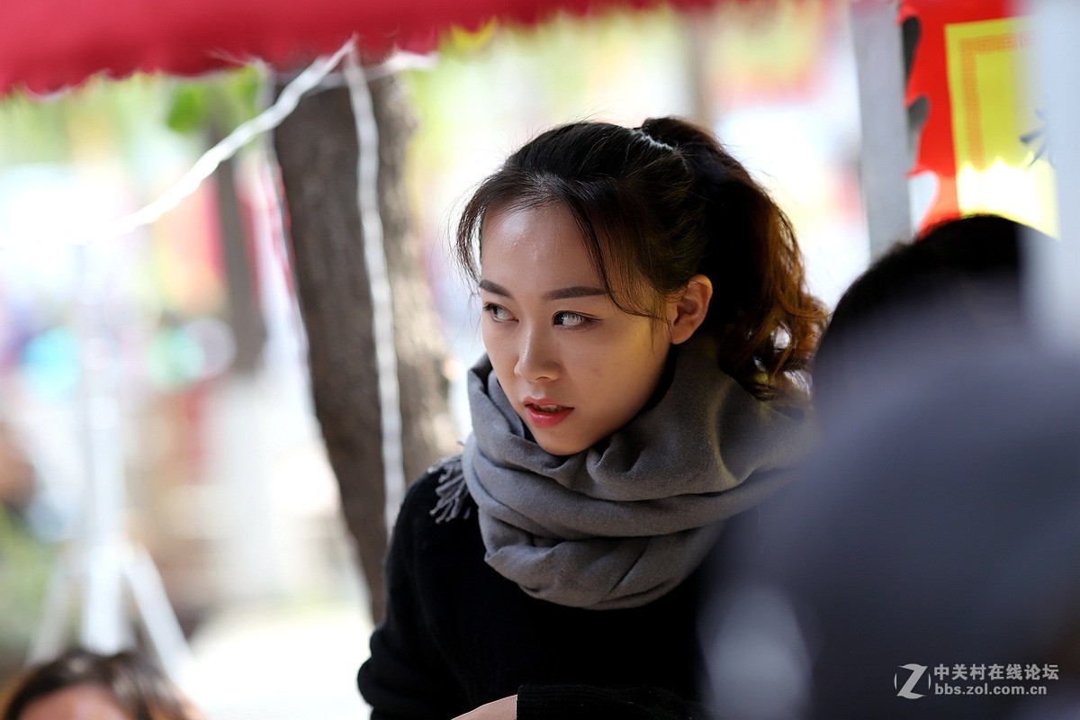 街拍到一个卖牛轧糖的妹妹和一队毛妹妹模特