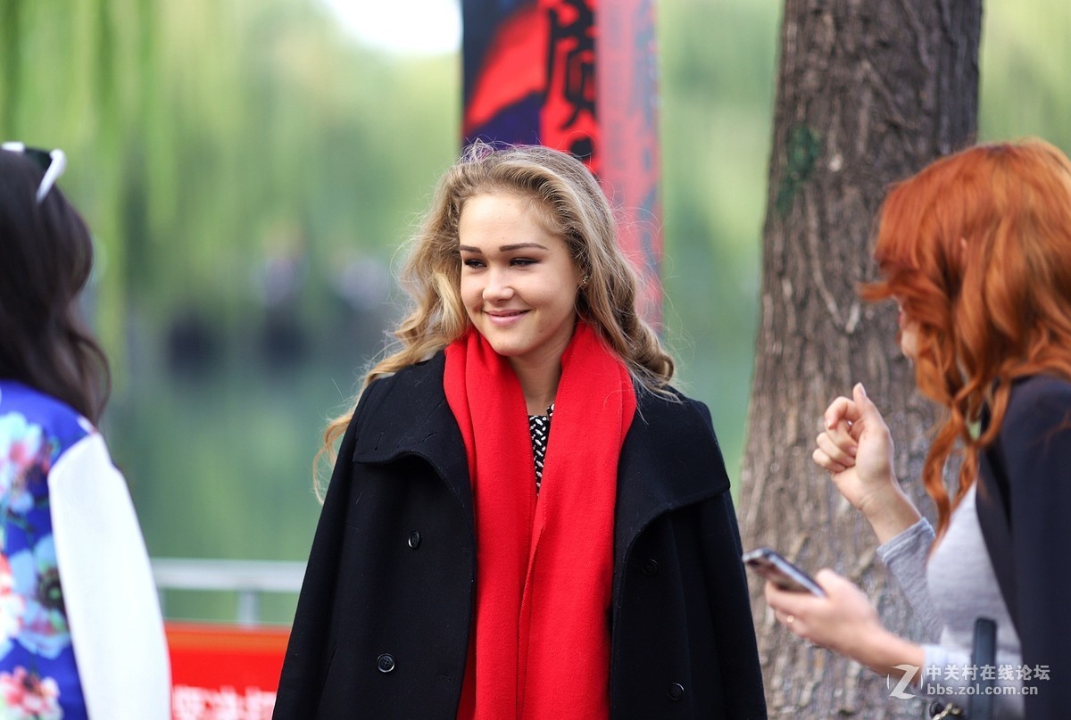 街拍到一个卖牛轧糖的妹妹和一队毛妹妹模特