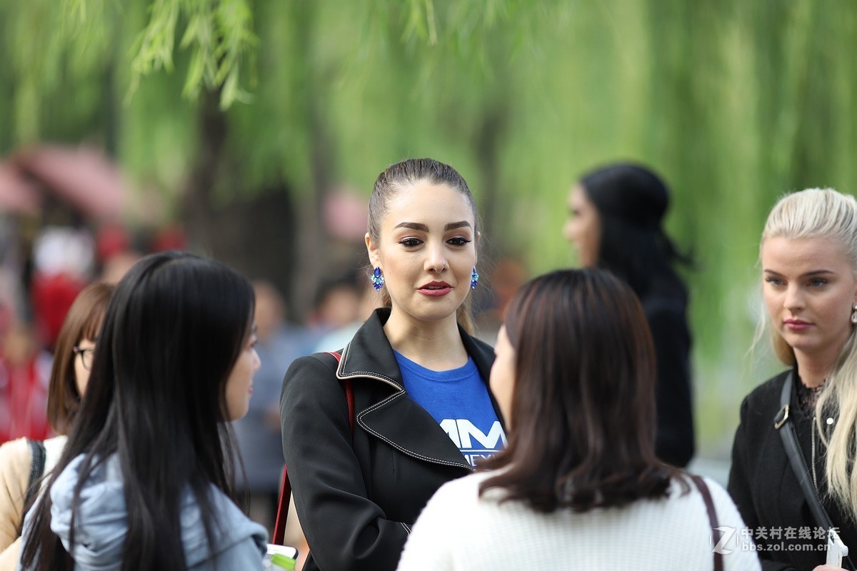 街拍到一个卖牛轧糖的妹妹和一队毛妹妹模特