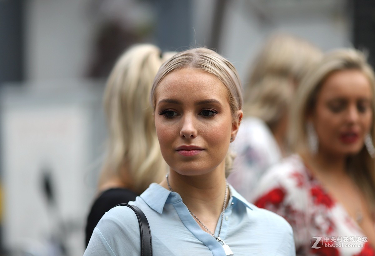 街拍到一个卖牛轧糖的妹妹和一队毛妹妹模特