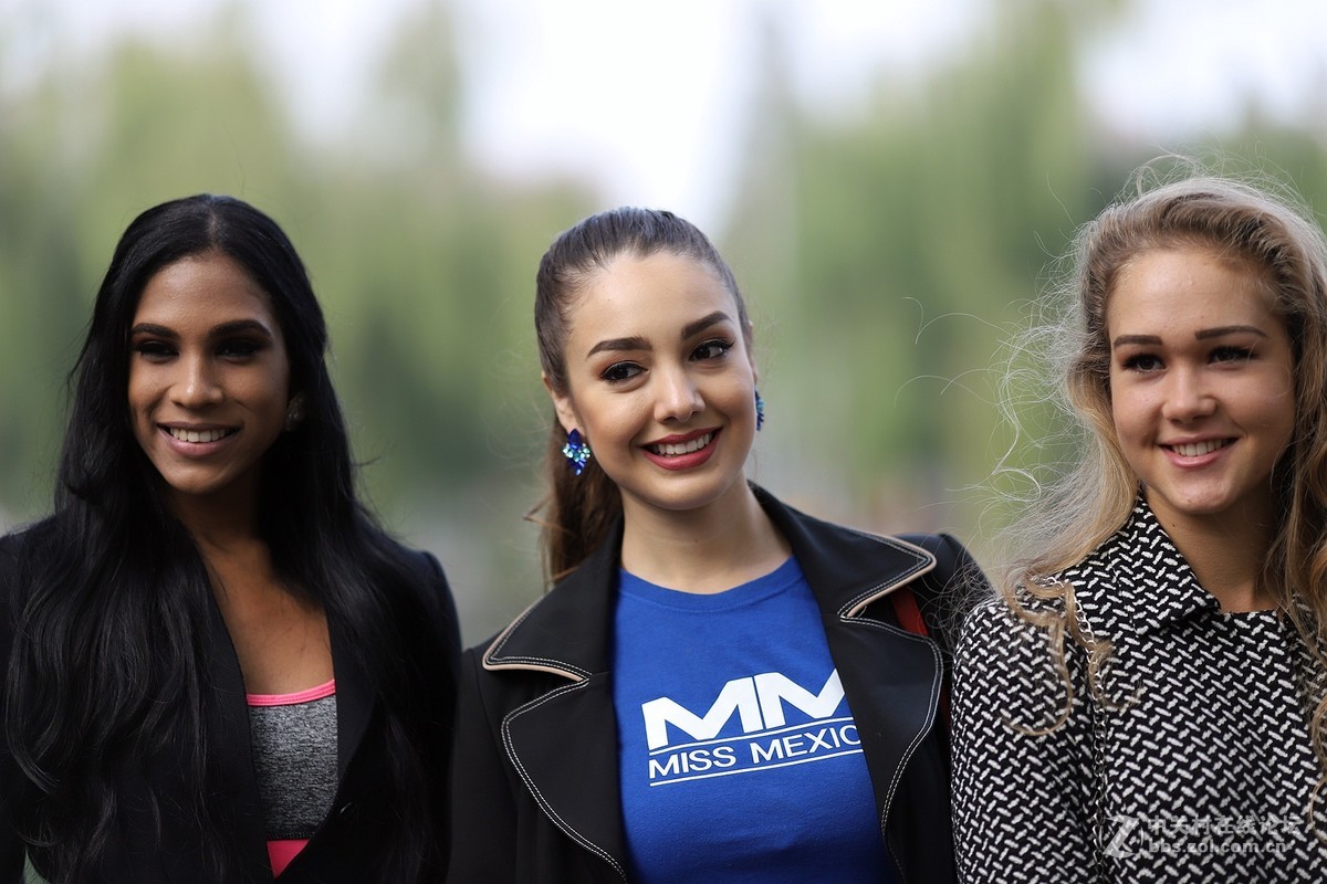 街拍到一个卖牛轧糖的妹妹和一队毛妹妹模特