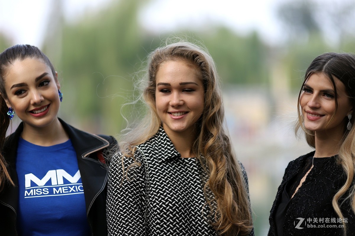 街拍到一个卖牛轧糖的妹妹和一队毛妹妹模特